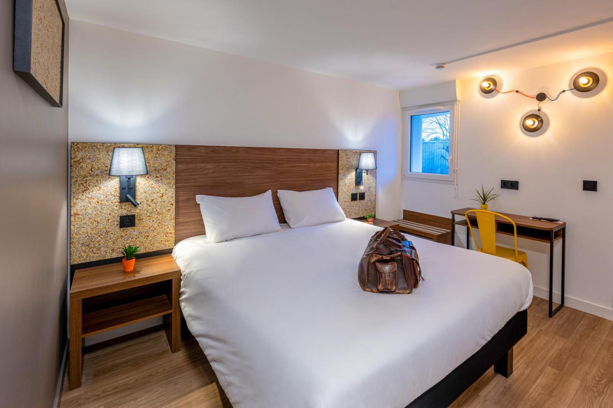 Greet Hotel Châtellerault Exteriör bild